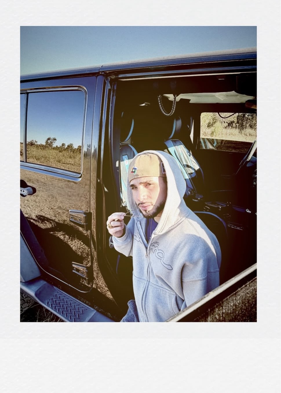 Loen en carretera, retrato tipo polaroid
